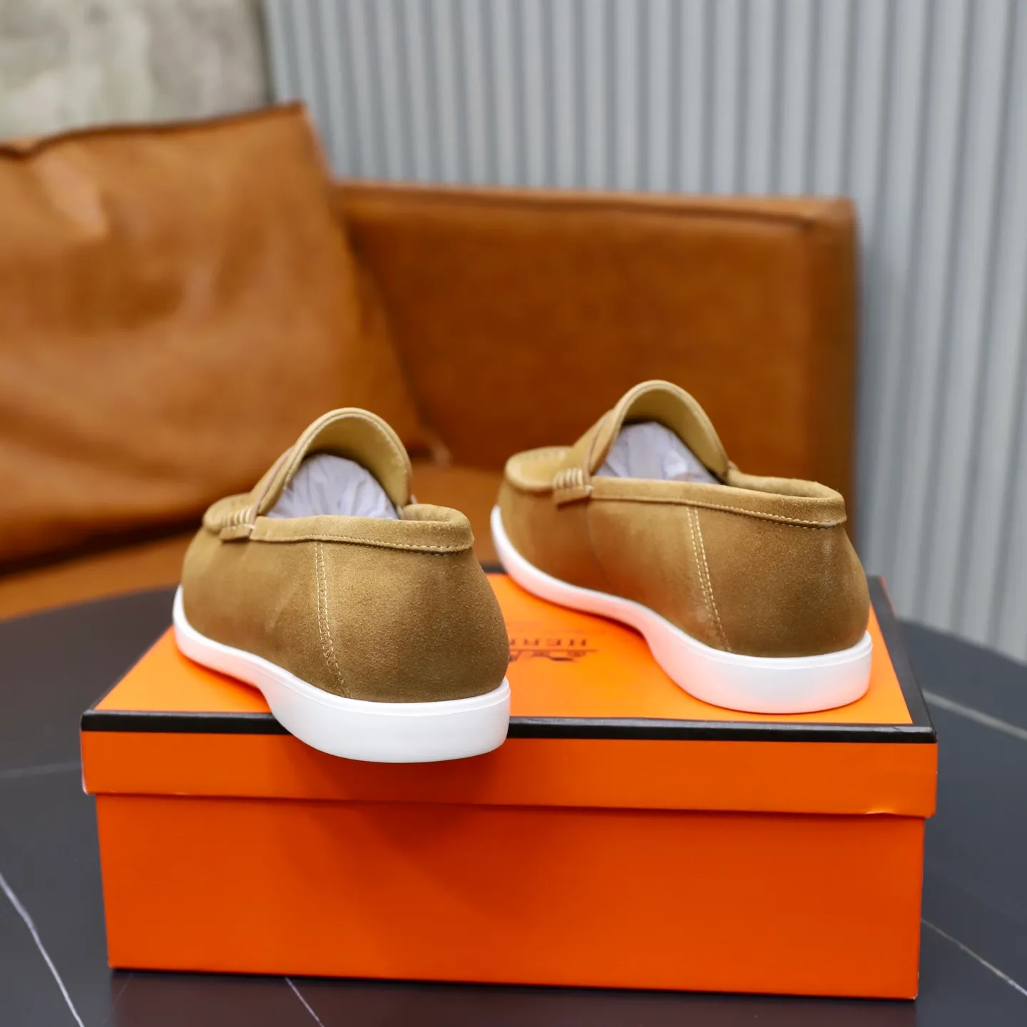 Ex-factory price: 540💰Hermès/Hermès slip-on men's shoes. This shoe is made of imported cow suede leather, with simple and smooth lines, and a 3CM rubber foam ultra-light sole combined with aerodynamic design! Youthful and fashionable, H button decoration, contrasting leather embellishment on the heel, calf lining to gently wrap your feet, with embossed logo cowhide feet, leather rock strips, casual and urban style, highlighting youthful vitality, sports and leisure version, super versatile Size number: 38-39-40-41-42-43-44 Standard leather shoe size (45 can be customized but does not support returns)